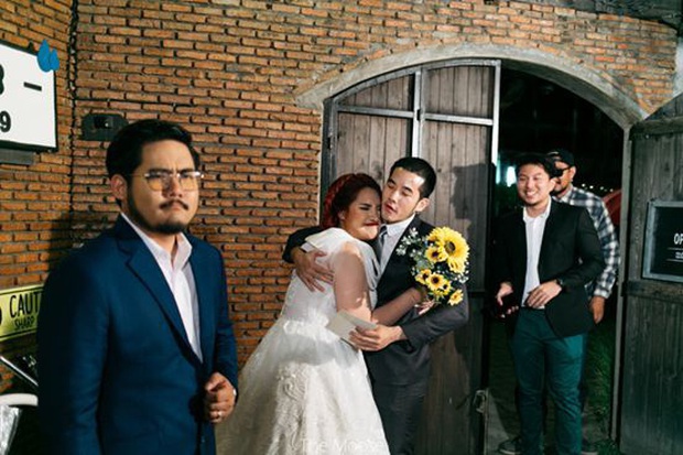 Chú rể méo mặt vì cô dâu mời cả tập đoàn người yêu cũ đến đám cưới lại còn ôm ấp thân mật - Ảnh 2. Chú rể méo mặt vì cô dâu mời cả tập đoàn người yêu cũ đến đám cưới lại còn ôm ấp thân mật - Ảnh 2.