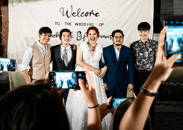 Chú rể méo mặt vì cô dâu mời cả tập đoàn người yêu cũ đến đám cưới lại còn ôm ấp thân mật - Ảnh 1. Chú rể méo mặt vì cô dâu mời cả tập đoàn người yêu cũ đến đám cưới lại còn ôm ấp thân mật - Ảnh 1.