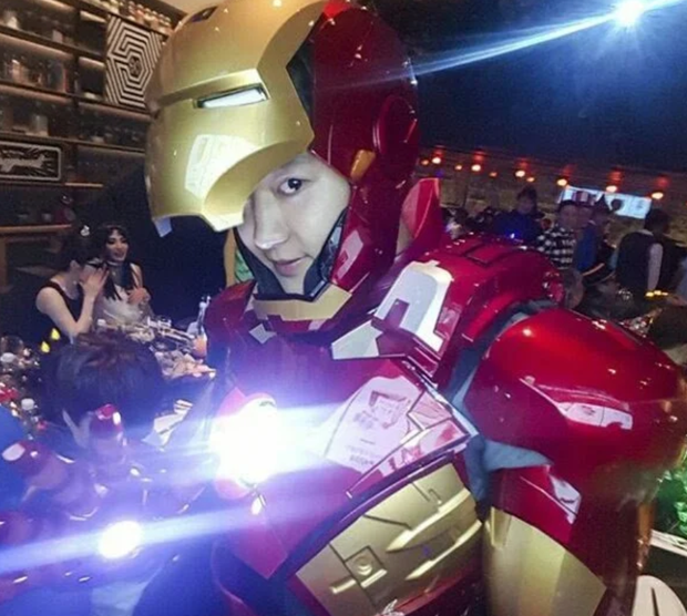 2 idol cuồng phim siêu anh hùng nhất Kpop: Chanyeol (EXO) hớn hở gặp Deadpool, Jungkook (BTS) sụt sùi vì Iron Man bay màu - Ảnh 13.