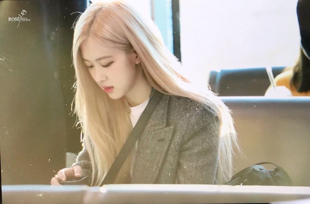 Rosé (BLACKPINK) lại gây bão chỉ vì khoảnh khắc… mở nắp một cốc cafe: Bình tĩnh không “quạu” nha! - Ảnh 2.