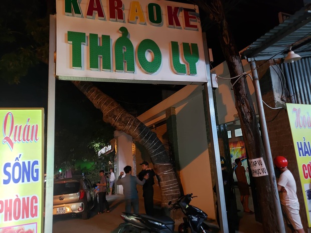 Bị công an đột kích quán karaoke, nhiều đối tượng sử dụng ma túy khoá cửa cố thủ - Ảnh 1.