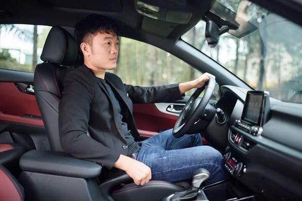 Lương Xuân Trường bảnh bao lái xe đúng chuẩn quý ông nhưng lại khiến fan giật mình: Ô, anh đang chấn thương cơ mà - Ảnh 1.
