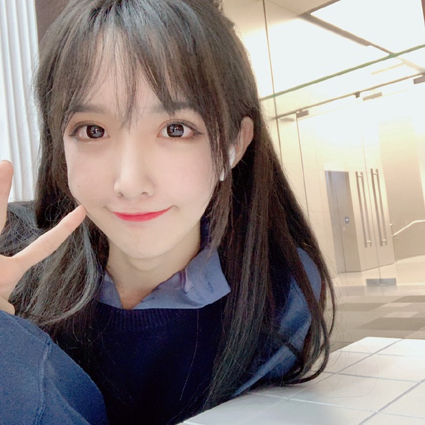 Tắt nhầm phần mềm, hot girl lộ nhan sắc thật trên sóng livestream, trông vẫn xinh mà cũng bị dân mạng ném đá nhiệt tình - Ảnh 1. Tắt nhầm phần mềm, hot girl lộ nhan sắc thật trên sóng livestream, trông vẫn xinh mà cũng bị dân mạng ném đá nhiệt tình - Ảnh 1.