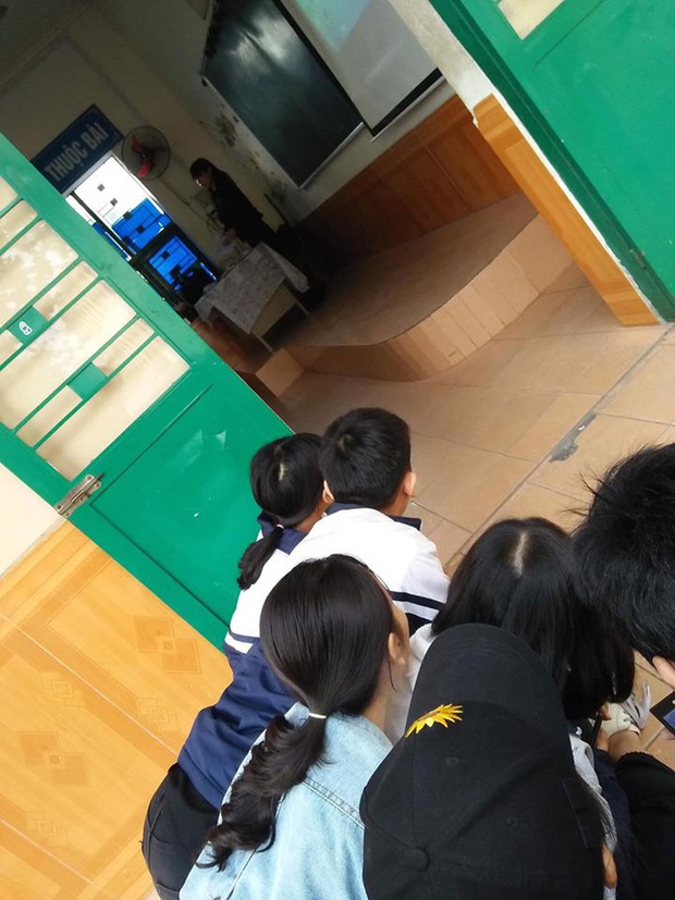 Học sinh trải chiếu trước cửa phòng học để hóng, tưởng drama gì hoá ra sự kiện mang tên: Họp phụ huynh  - Ảnh 1.