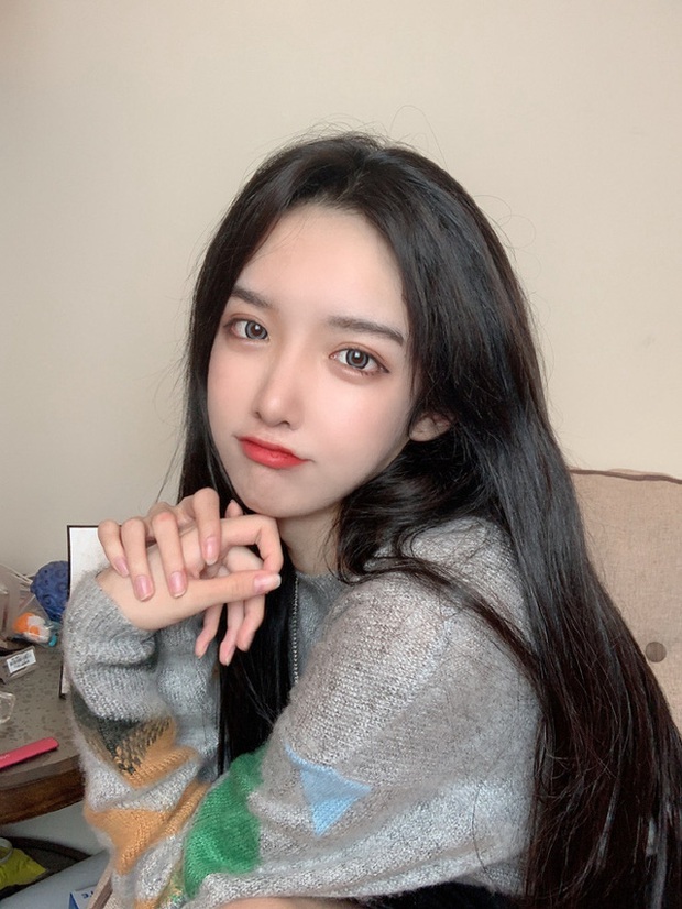 Tắt nhầm phần mềm, hot girl lộ nhan sắc thật trên sóng livestream, trông vẫn xinh mà cũng bị dân mạng ném đá nhiệt tình - Ảnh 3. Tắt nhầm phần mềm, hot girl lộ nhan sắc thật trên sóng livestream, trông vẫn xinh mà cũng bị dân mạng ném đá nhiệt tình - Ảnh 3.