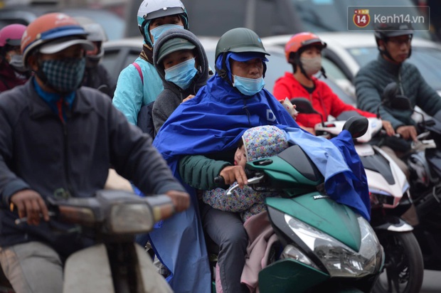 Ảnh: Nhiều tuyến đường cửa ngõ Hà Nội và Sài Gòn ùn tắc nghiêm trọng trong chiều cuối năm - Ảnh 7.