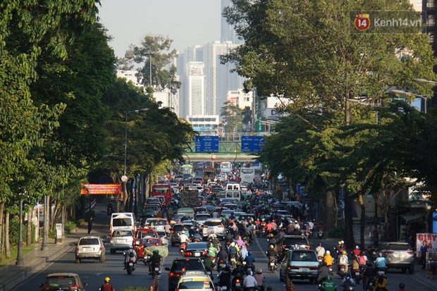 Ảnh: Nhiều tuyến đường cửa ngõ Hà Nội và Sài Gòn ùn tắc nghiêm trọng trong chiều cuối năm - Ảnh 20.