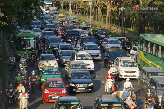 Ảnh: Nhiều tuyến đường cửa ngõ Hà Nội và Sài Gòn ùn tắc nghiêm trọng trong chiều cuối năm - Ảnh 18.