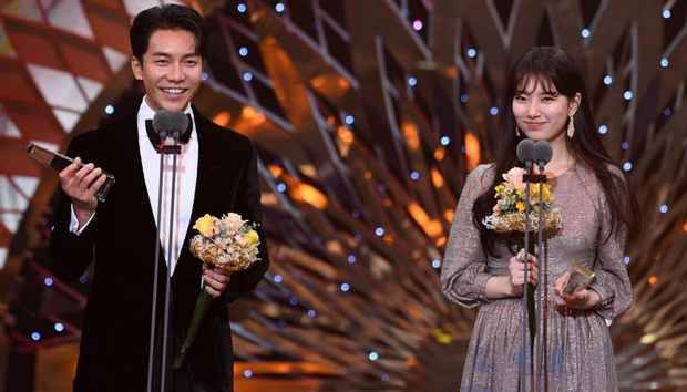 Suzy chun mũi cực yêu bên Lee Seung Gi khi thắng cặp đôi đẹp nhất: Xem SBS Drama Awards 2019 chỉ đợi mỗi giải này luôn á! - Ảnh 3.