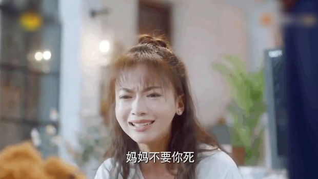 6 màn diễn xuất thảm họa của showbiz Hoa Ngữ 2019: Ngô Cẩn Ngôn khóc như đau đẻ, nụ hôn đồ ăn gây sốc vì mất vệ sinh - Ảnh 10.