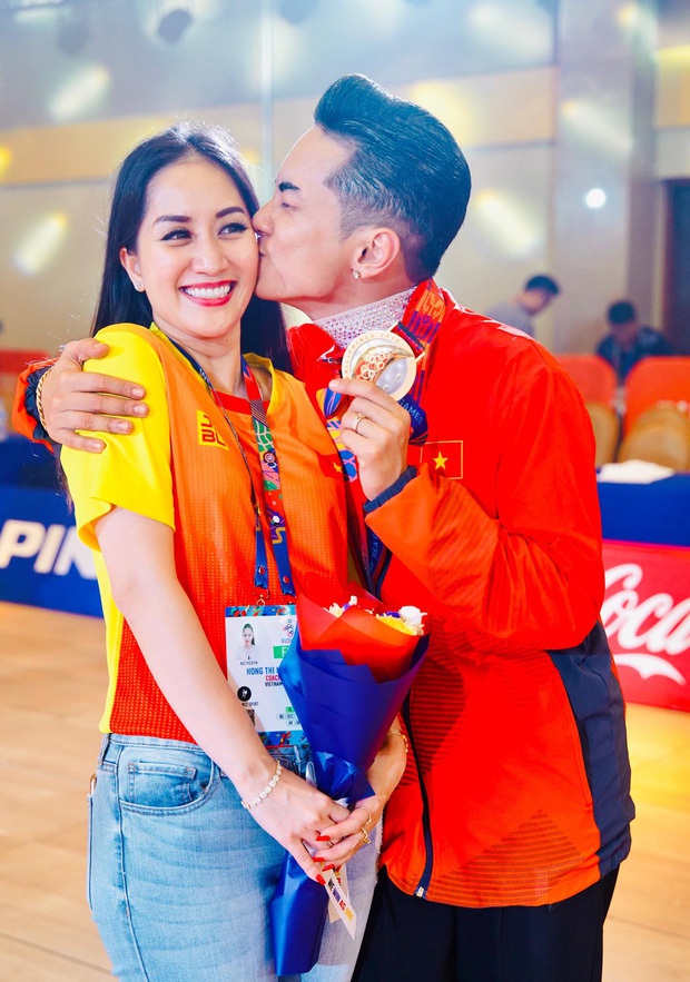 Sau khoảnh khắc hạnh phúc ôm lấy nhau khóc nức nở tại Philippines, vợ chồng Phan Hiển - Khánh Thi đã trở về Việt Nam, ân cần yêu thương cô con gái xinh xắn - Ảnh 8.