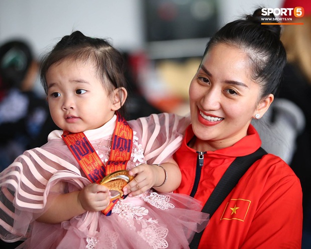 Sau khoảnh khắc hạnh phúc ôm lấy nhau khóc nức nở tại Philippines, vợ chồng Phan Hiển - Khánh Thi đã trở về Việt Nam, ân cần yêu thương cô con gái xinh xắn - Ảnh 3.