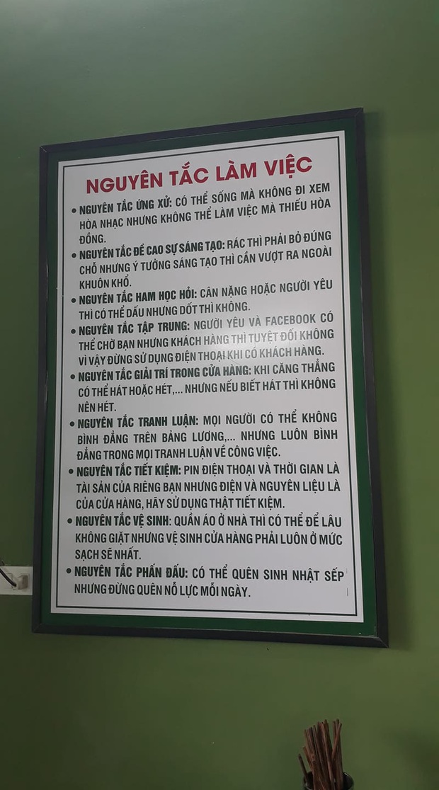 Quán ăn ở Nghệ An có tấm biển nội quy mặn như biển muối, nhưng một lỗi sai chính tả đã khiến tất cả đều toang - Ảnh 1.