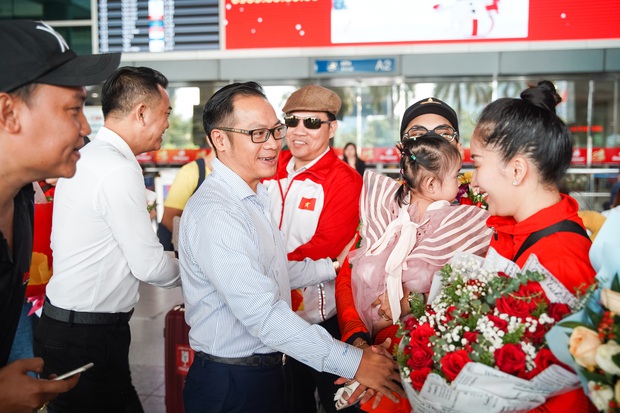 Khánh Thi - Phan Hiển hạnh phúc trong vòng tay chào đón 2 con, về nước sau khi giành HCV tại SEA Games 30 - Ảnh 5.