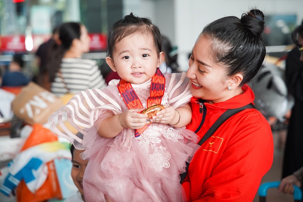 Khánh Thi - Phan Hiển hạnh phúc trong vòng tay chào đón 2 con, về nước sau khi giành HCV tại SEA Games 30 - Ảnh 3.