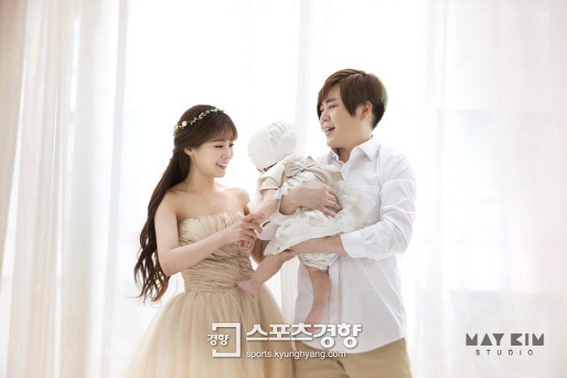 Moon Hee Jun tiết lộ lý do kết hôn với cô vợ kém 13 tuổi và bí quyết giữ gia đình hạnh phúc - Ảnh 1.