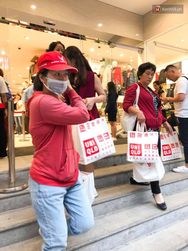 Store UNIQLO càng về chiều càng đông: Khách xếp hàng dài hơn trăm mét được staff phát ô cho đỡ nắng, có người đợi đến 1,5 giờ mới được vào shopping - Ảnh 5.