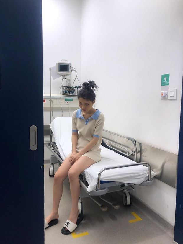 Han Sara bất ngờ nhập viện vì bị trật chân liên tục, phải dùng xe lăn để di chuyển sau khi cố nén đau đi tham dự sự kiện - Ảnh 2.