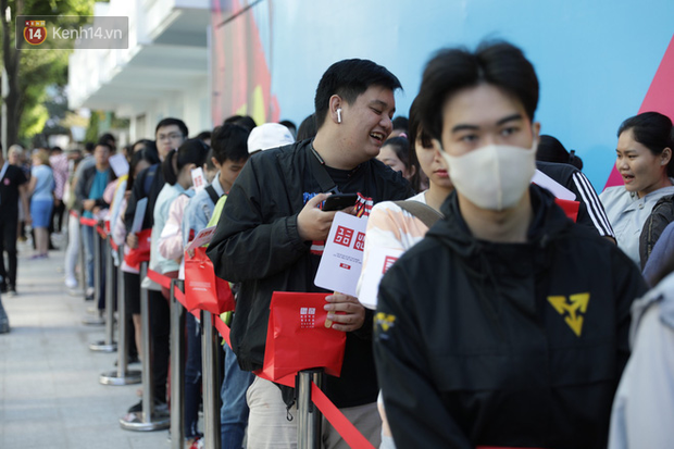 Sự kiện khai trương UNIQLO Đồng Khởi: Dân tình xếp hàng dài dằng dặc trước giờ mở cửa chính thức - Ảnh 3.