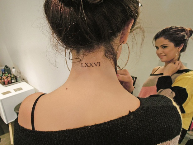 Selena Gomez có cả chục hình xăm nhỏ xíu xinh muốn xỉu, đảm bảo nàng nào sợ xăm trổ cũng muốn quất ít nhất một hình - Ảnh 9. Selena Gomez có cả chục hình xăm nhỏ xíu xinh muốn xỉu, đảm bảo nàng nào sợ xăm trổ cũng muốn quất ít nhất một hình - Ảnh 9.