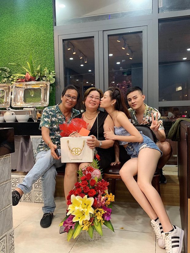 Hoa hậu hoàn vũ 2019 Khánh Vân có em trai siêu bảnh, chiếc mũi còn cực phẩm hơn cả chị gái - Ảnh 1. Hoa hậu hoàn vũ 2019 Khánh Vân có em trai siêu bảnh, chiếc mũi còn cực phẩm hơn cả chị gái - Ảnh 1.