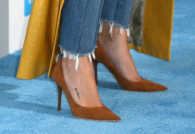 Selena Gomez có cả chục hình xăm nhỏ xíu xinh muốn xỉu, đảm bảo nàng nào sợ xăm trổ cũng muốn quất ít nhất một hình - Ảnh 8. Selena Gomez có cả chục hình xăm nhỏ xíu xinh muốn xỉu, đảm bảo nàng nào sợ xăm trổ cũng muốn quất ít nhất một hình - Ảnh 8.