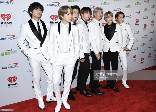 Thảm đỏ Jingle Ball 2019: BTS trắng toàn tập, không hề lép vế trước Katy Perry, Camila Cabello và dàn sao khủng - Ảnh 3.