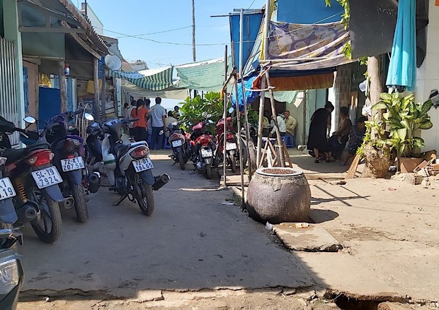 Bắt 4 đối tượng trong vụ vợ tạt nước rửa cá trúng tường nhà hàng xóm, chồng bị truy sát chém chết - Ảnh 2. Bắt 4 đối tượng trong vụ vợ tạt nước rửa cá trúng tường nhà hàng xóm, chồng bị truy sát chém chết - Ảnh 2.