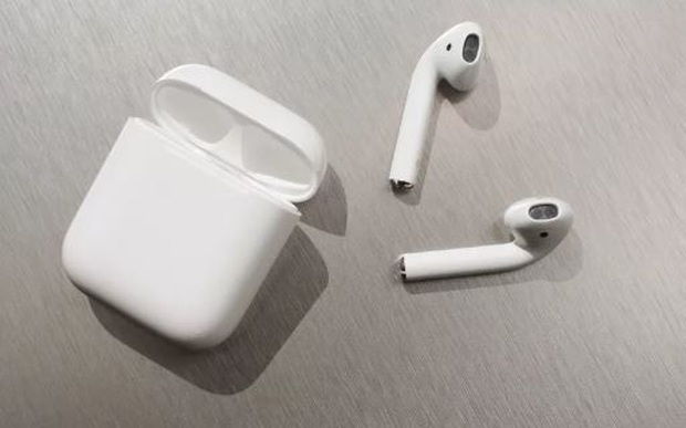 Hét giá dây đeo AirPods tận 60 USD, bảo sao bị dân Mỹ ném đá tơi bời thế này - Ảnh 1.