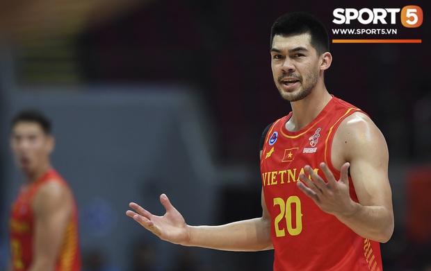 Ở nửa sau trận đấu, công tác trọng tài với nhiều quyết định "khó hiểu" phần nào ảnh hưởng tới thế trận của hai đội tuyển. Chris Dierker tỏ ra khá bất bình sau một tình huống thổi lỗi bước từ phía trọng tài.