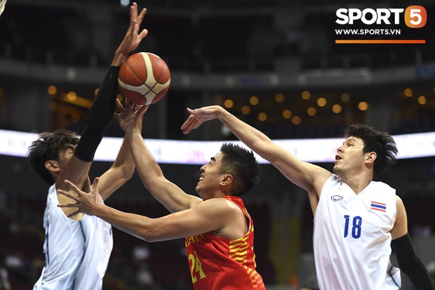 Một trong những tình huống mất bóng đáng tiếc và quan trọng của Stefan Nguyễn ở trong những phút cuối hiệp 4. Trước đó anh cũng đã làm rất tốt khi ghi liên tiếp 4 điểm và khiến cho cách biệt giữa hai đội rút xuống con số tối thiểu.