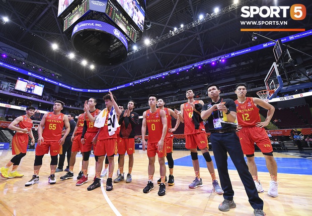 Ngẩng cao đầu lên các chàng trai vàng của đội tuyển bóng rổ Việt Nam, các bạn vẫn chưa kết thúc hành trình của mình tại SEA Games 30. Vẫn còn cơ hội để tiếp tục tạo thêm dấu ấn lịch sử năm nay với tấm huy chương đồng ở nội dung 5x5.
