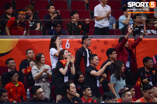 Sự ủng hộ nồng nhiệt từ phía các cổ động viên đã tạo thêm nguồn sức mạnh cho các VĐV trên sân. Đây cũng là những người đã theo dõi và ủng hộ đội tuyển ngay từ những ngày đầu tiên tại SEA Games 30.