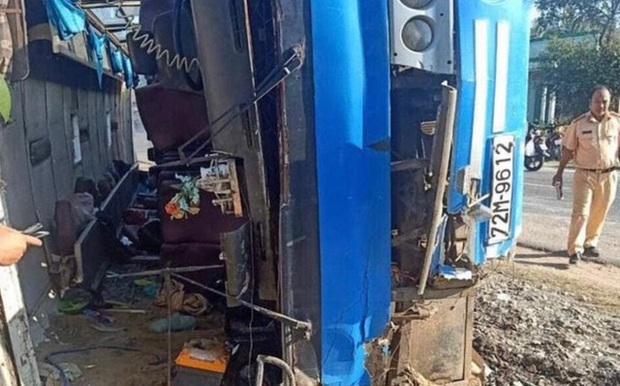 Nguyên nhân vụ lật xe khách khiến 2 người chết, 11 người bị thương ở Long An - Ảnh 1. Nguyên nhân vụ lật xe khách khiến 2 người chết, 11 người bị thương ở Long An - Ảnh 1.