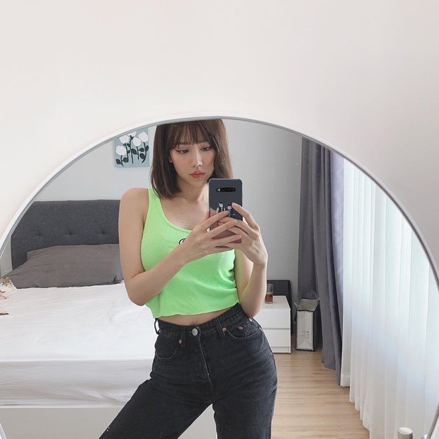 Street style sao Việt: Chi Pu cùng hội bạn thân sexy tóe khói, Lương Thùy Linh lại mặc rất đúng theme Giáng Sinh - Ảnh 6.