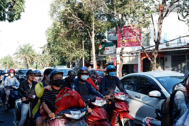 “Biển” người hối hả quay lại thành phố sau Tết gây ùn tắc nghiêm trọng khu vực cửa ngõ Sài Gòn - Ảnh 7.