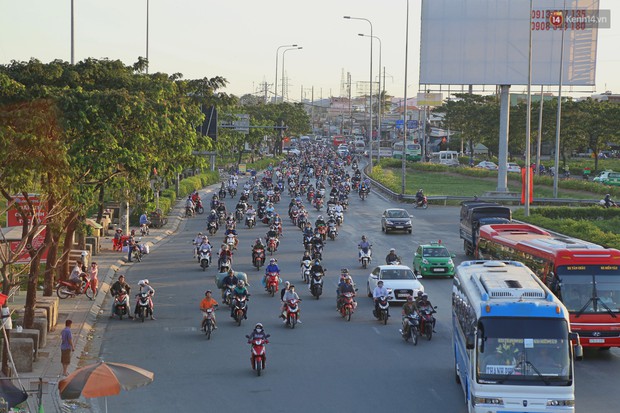 “Biển” người hối hả quay lại thành phố sau Tết gây ùn tắc nghiêm trọng khu vực cửa ngõ Sài Gòn - Ảnh 15.