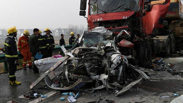 Tai nạn đường bộ nghiêm trọng ở Trung Quốc, 20 người thương vong - Ảnh 1.