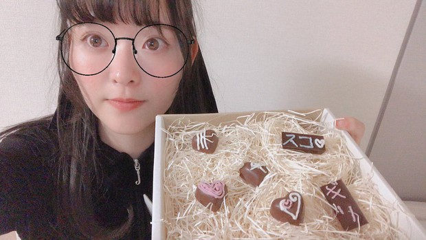 Nghe nói con gái Nhật phải tặng socola cho con trai nhân ngày Valentine, nữ idol quả quyết ăn hết socola để khỏi tặng ai - Ảnh 4.