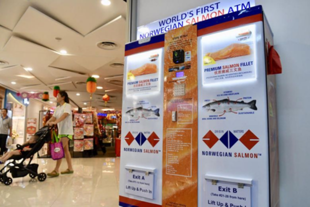 Lần đầu tiên trong lịch sử, Singapore cho ra mắt cây ATM không rút được tiền mà chỉ rút được... cá hồi - Ảnh 1.