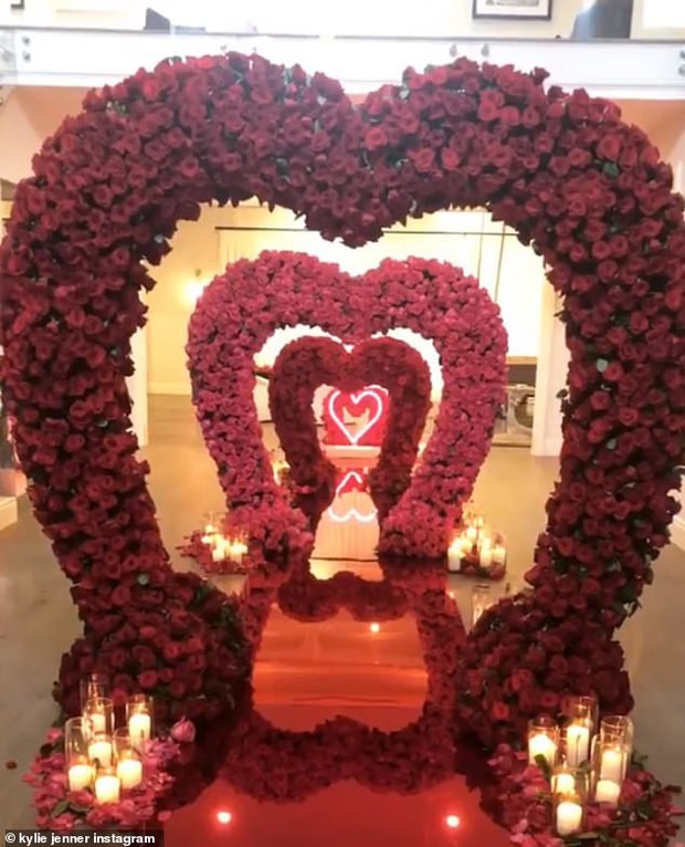 Được bạn trai tặng món quà siêu lãng mạn, Kylie Jenner là nhân vật bị GATO nhiều nhất Valentine năm nay! - Ảnh 2.
