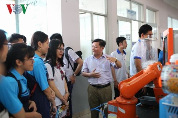 Trường đại học đầu tiên đào tạo miễn phí ngành Robot và trí tuệ nhân tạo - Ảnh 2.