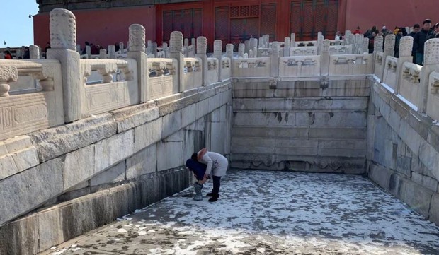 Bà mẹ Trung Quốc gây phẫn nộ khi bỏ qua 14 nhà vệ sinh, cho con tè bậy giữa Tử Cấm Thành - Ảnh 2.