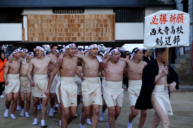 10 nghìn thanh niên cởi trần lao vào nhau tìm gậy thánh trong lễ hội cầu may tại Nhật Bản - Ảnh 1.