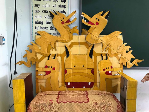 Lớp học khoe ghế giáo viên bằng ngai vàng độc đáo nhưng vẻ đẹp trai của hoàng thượng mới khiến dân tình chao đảo - Ảnh 1.