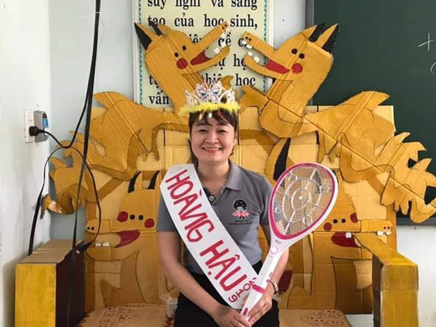 Lớp học khoe ghế giáo viên bằng ngai vàng độc đáo nhưng vẻ đẹp trai của hoàng thượng mới khiến dân tình chao đảo - Ảnh 2.