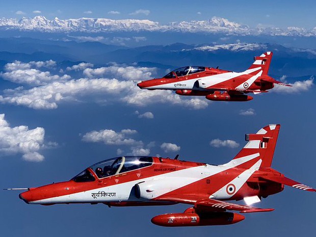 Hai máy bay trình diễn đội hình Ấn Độ đâm nhau trong lúc diễn tập - Ảnh 2.