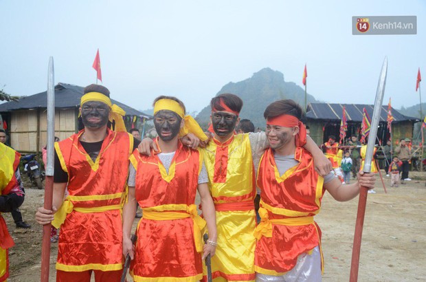 Người dân chen chân chụp ảnh bên cạnh của quý khổng lồ trong lễ hội độc nhất vô nhị ở Việt Nam - Ảnh 7.