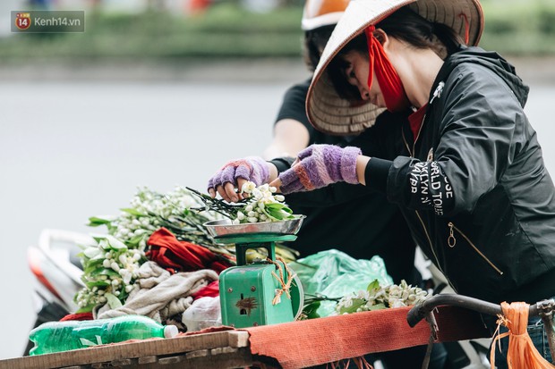 Hoa bưởi tháng 2 theo gió xuống phố Hà Nội, giá lên đến 300.000 đồng/kg vẫn cháy hàng - Ảnh 3.