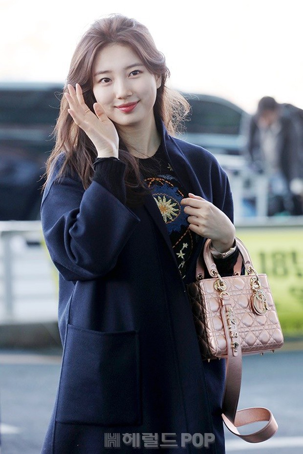 Màn đọ sắc hiếm hoi đang gây xôn xao: Nữ thần Suzy đẹp xuất sắc, Sulli khoe đôi chân dài tít tắp tại sân bay - Ảnh 4.